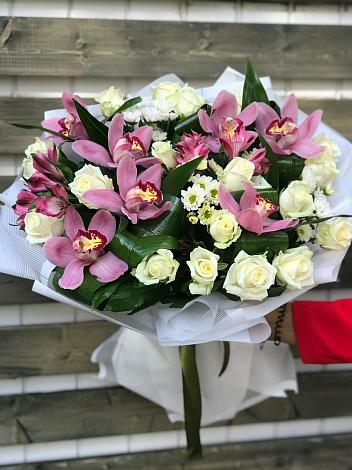 Букет цветов из: Розы и Хризантемы в Бее