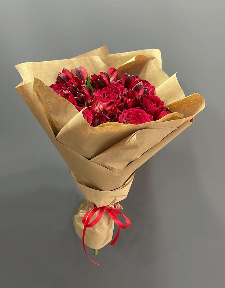 Букет цветов из: Альстромерии и Розы в Бее