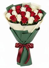 Букет Микс из красных и белых роз в Бее