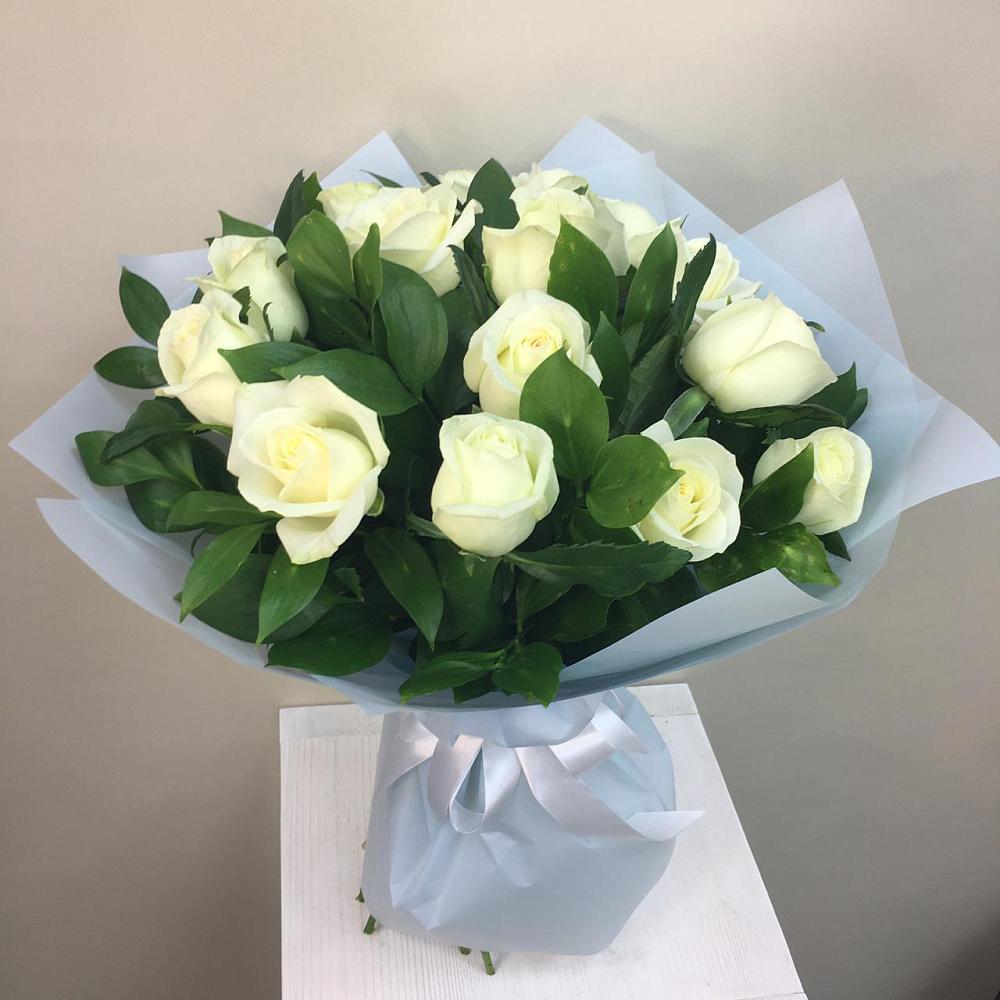 Букет 15 Белых роз Проуд в Бее
