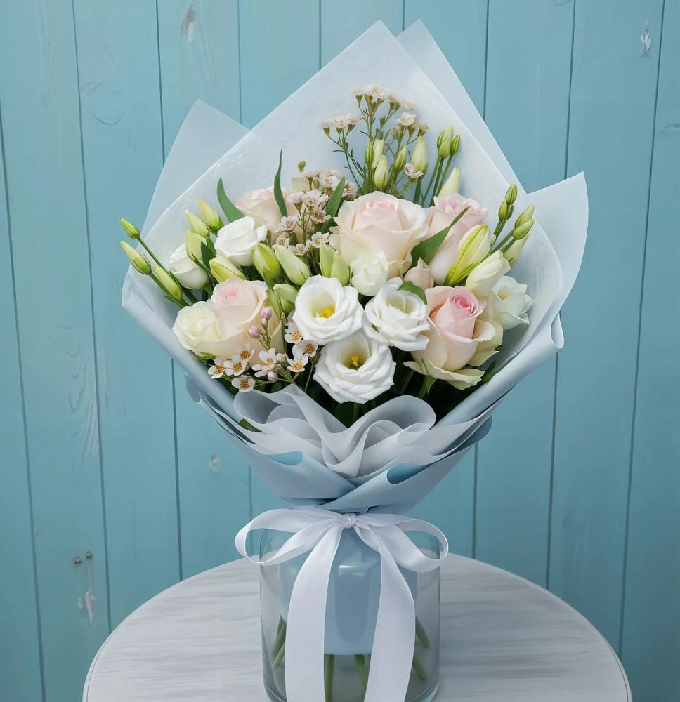 Букет цветов из: Розы и Лизиантусы в Бее