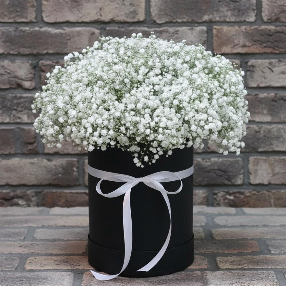 Цветочная композиция из Гипсофила в шляпной коробке в Бее