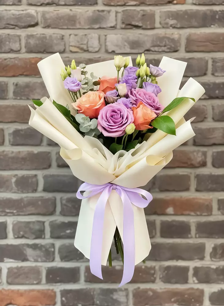 Букет цветов из: Лизиантусы и Розы в Бее