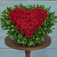 Цветочная композиция из Розы в виде сердца в Бее