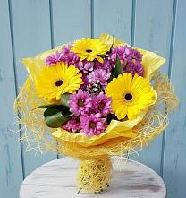 Букет цветов из:  Хризантемы и Герберы в Бее