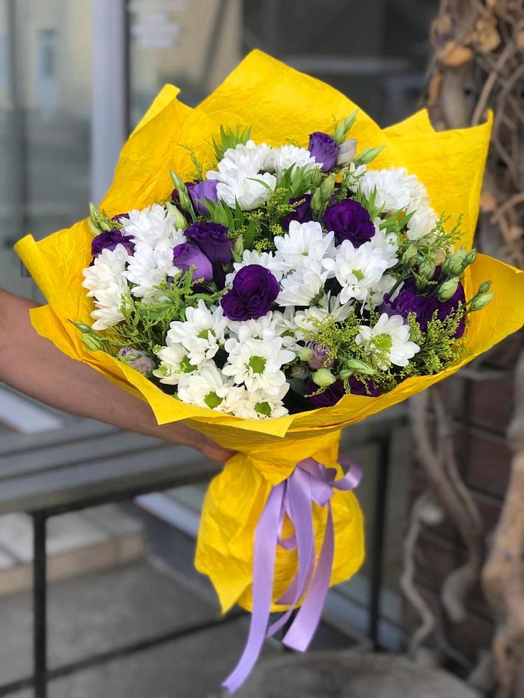 Букет цветов из: Ирисы, Хризантемы и Ромашки в Бее