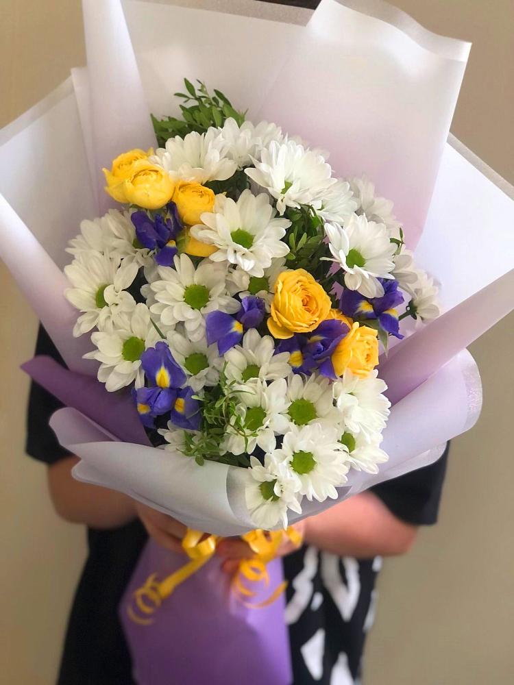 Букет цветов из: Ирисы, Хризантемы и Розы в Бее