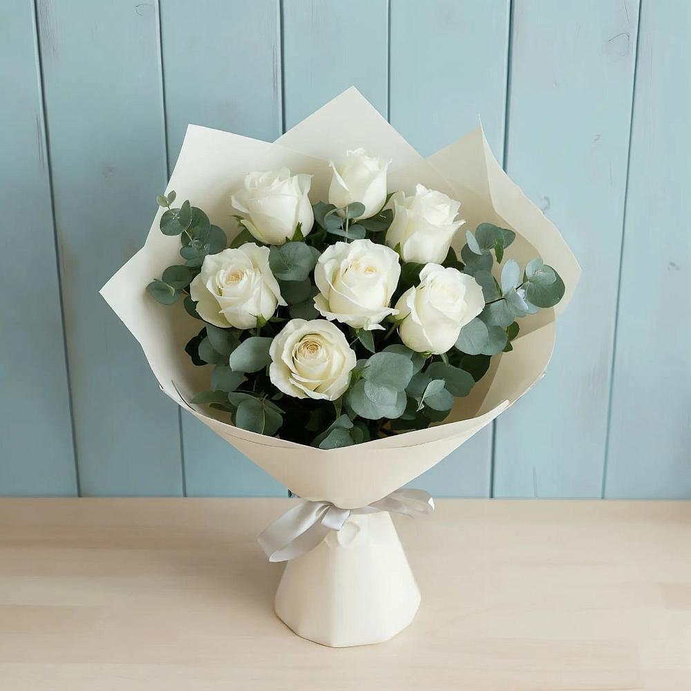 Букет Белые розы в Эвкалипте в Бее