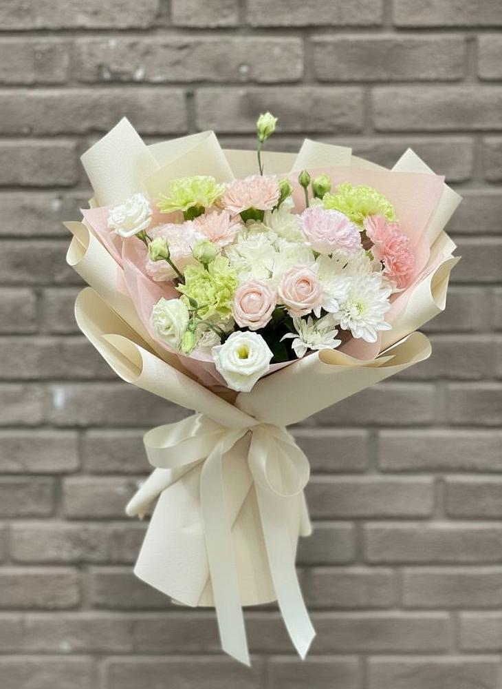 Букет цветов из: Гвоздики, Розы, Лизиантусы и Хризантемы в Бее