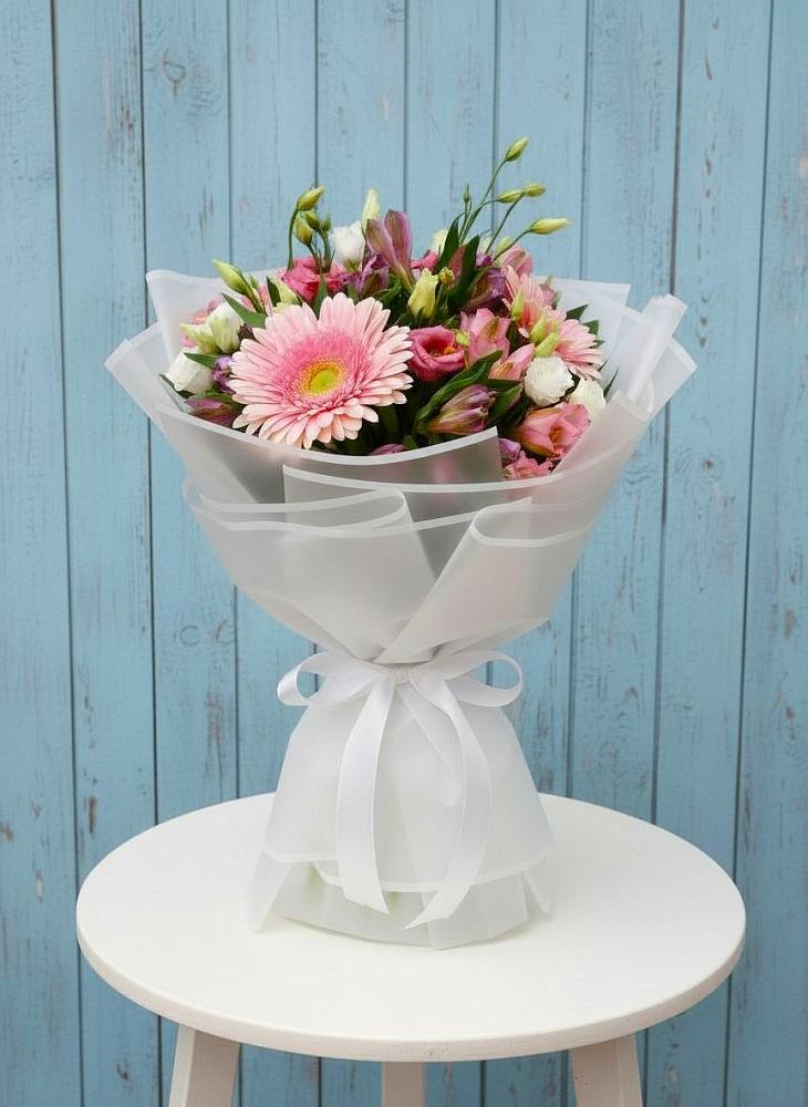 Букет цветов из: Герберы, Альстромерии и Лизиантусы в Бее