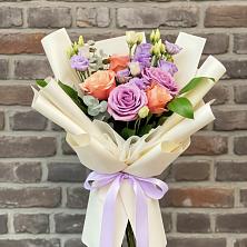 Букет цветов из:  Лизиантусы и Розы в Бее