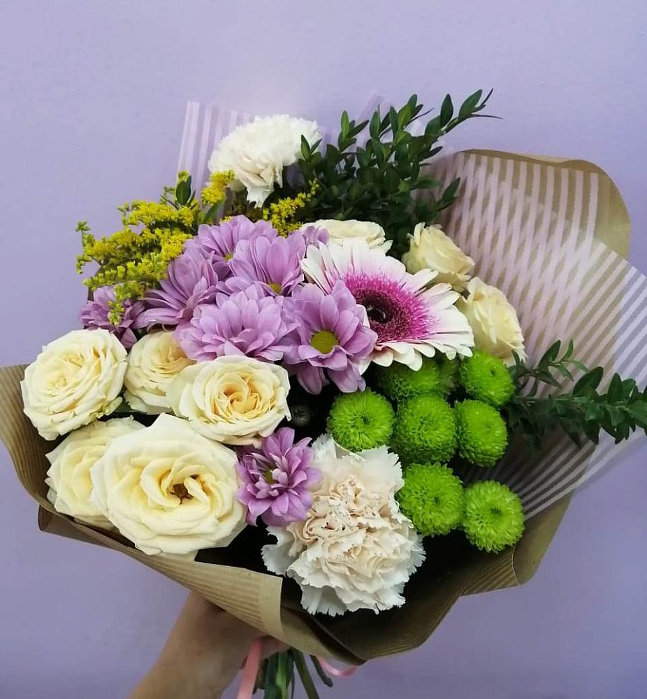 Букет цветов из: Хризантемы, Розы, Гвоздики и Герберы в Бее