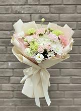 Букет цветов из:  Гвоздики, Розы, Лизиантусы и Хризантемы в Бее