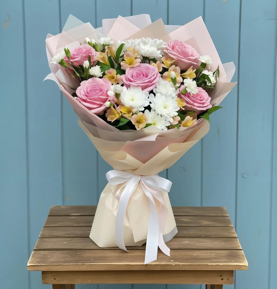 Букет цветов из: Гвоздики, Орхидеи и Розы в Бее