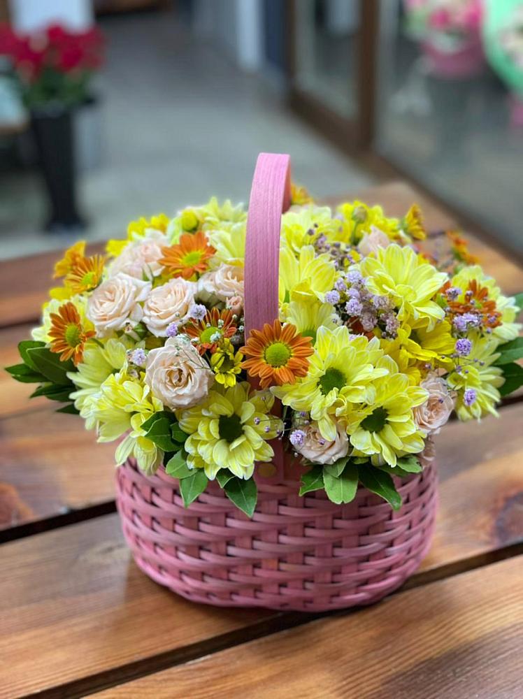 Цветочная композиция из Хризантемы и Розы в корзине в Бее