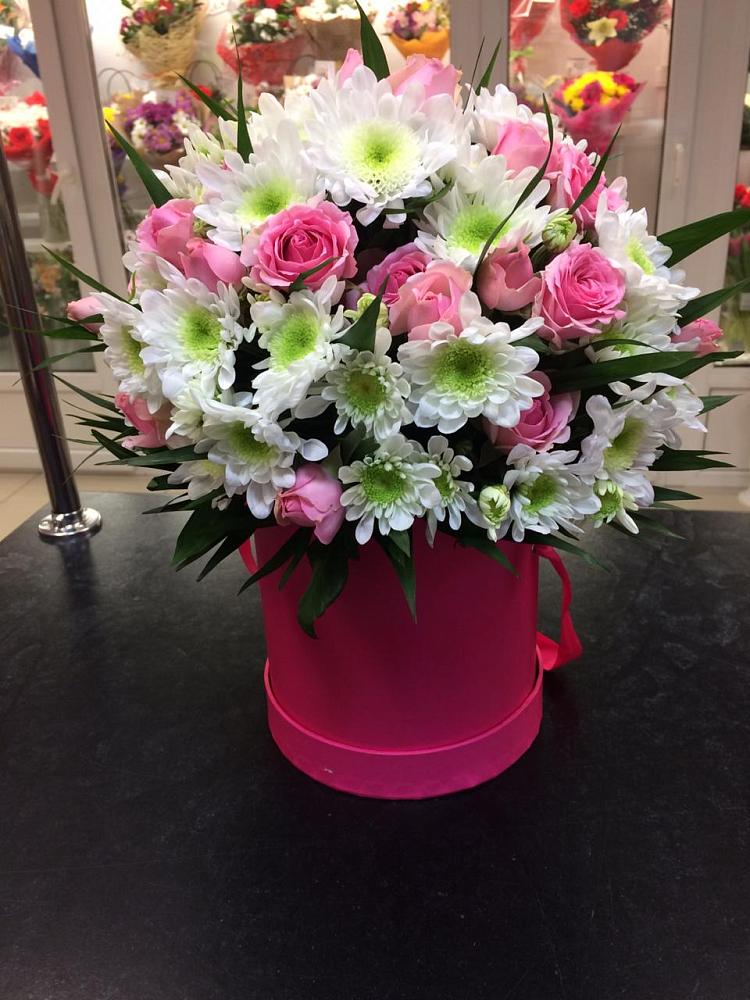 Цветочная композиция из Розы и Хризантемы в шляпной коробке в Бее