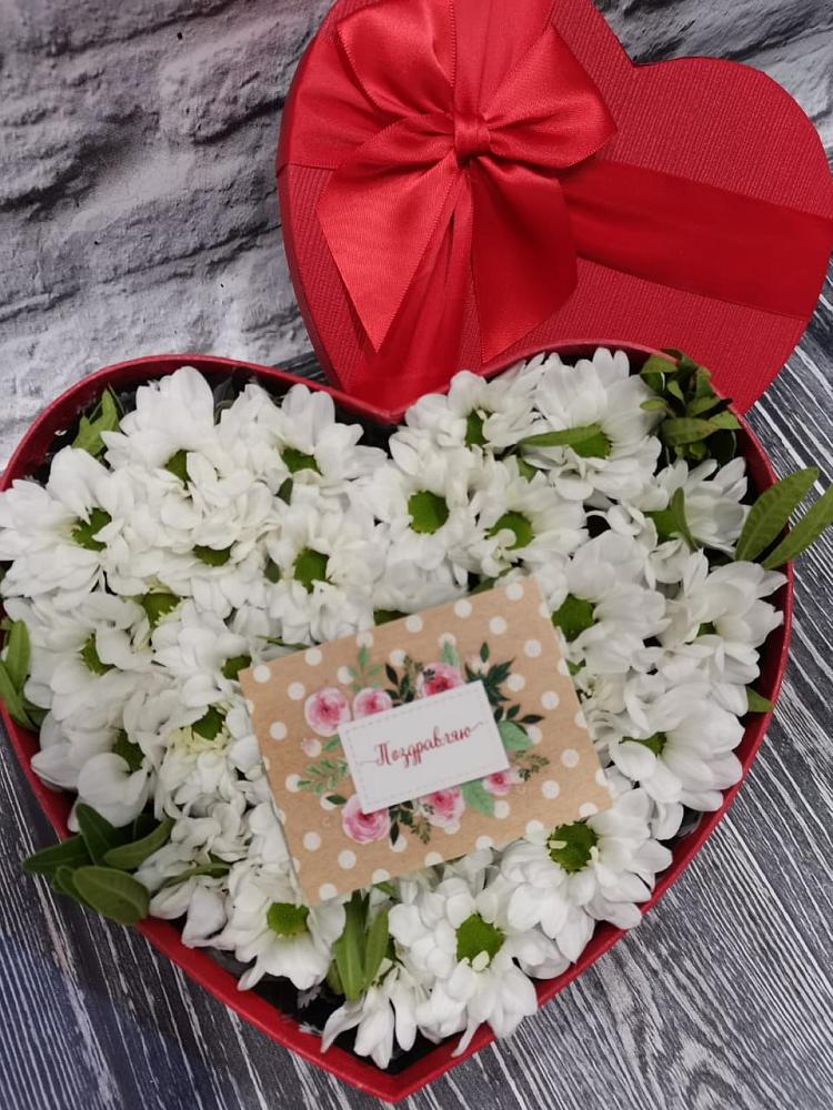 Цветочная композиция из Хризантемы в виде сердца в Бее