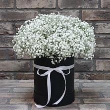 Цветочная композиция из Гипсофила в шляпной коробке в Бее