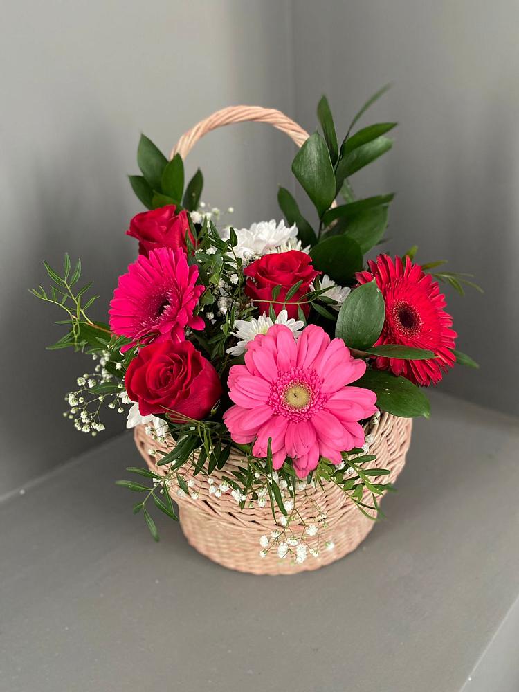 Цветочная композиция из Розы, Хризантемы и Герберы в корзине в Бее