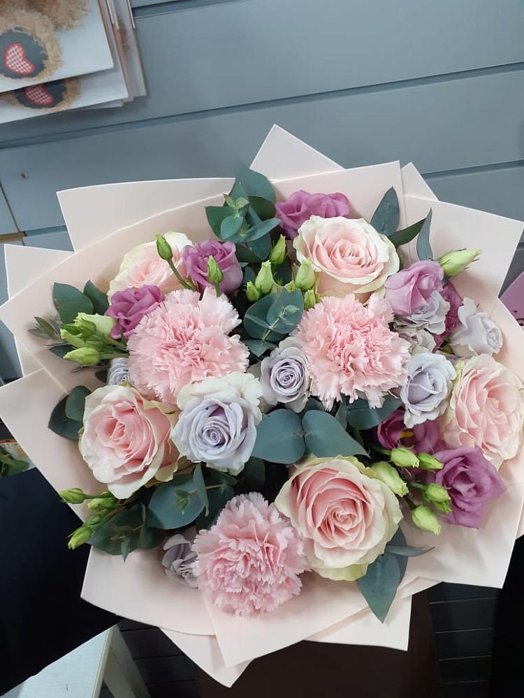 Букет цветов из: Розы, Гвоздики и Лизиантусы в Бее