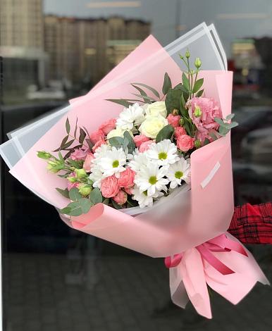 Букет цветов из: Розы, Лизиантусы и Хризантемы в Бее