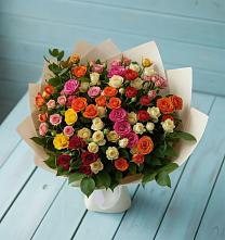 Букет Микс из разноцветных кустовых роз в Бее