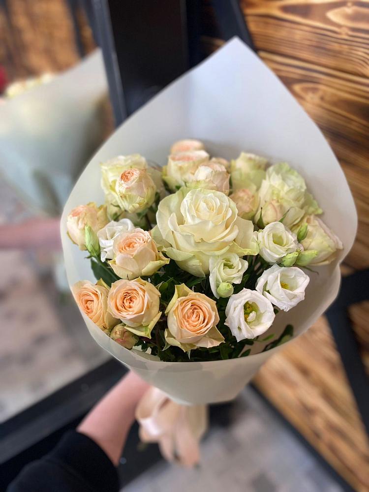 Букет цветов из: Розы и Лизиантусы в Бее